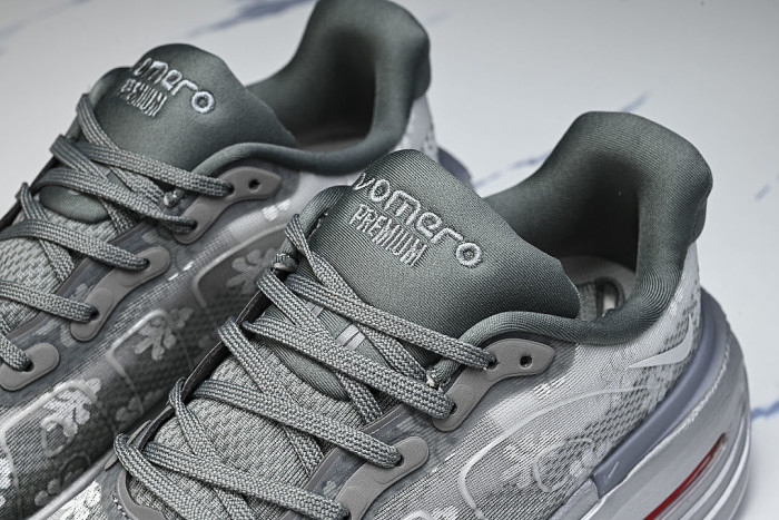 IQ0028-001 VOMERO PREMIUM QS GEYSER GREY/METALLIC SILVER/DARK STEEL GREY/PEONY