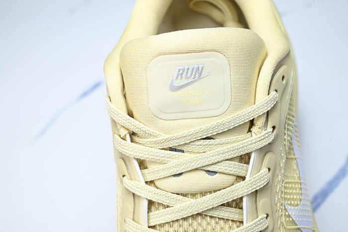 IM8334-200 VOMERO PREMIUM DESERT KHAKI/LIGHT KHAKI/COCONUT MILK/REFLECT SILVER