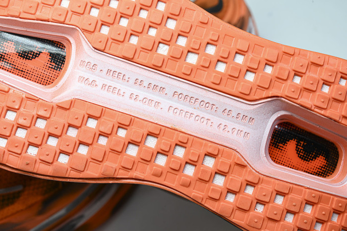 IQ7166-800 VOMERO PREMIUM TOTAL ORANGE/BLACK/HYPER CRIMSON/ORANGE CHALK/BARELY VOLT