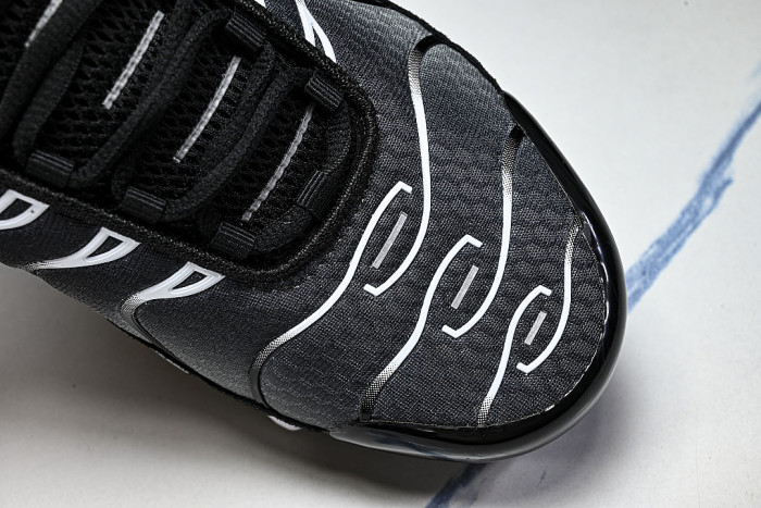 DM0032-003 AIR MAX PLUS TRIPLE BLACK/DARK GRAY