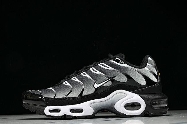 DM0032-003 AIR MAX PLUS TRIPLE BLACK/DARK GRAY