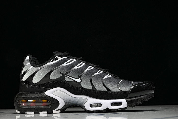 DM0032-003 AIR MAX PLUS TRIPLE BLACK/DARK GRAY