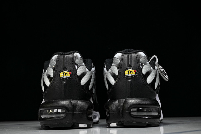 DM0032-003 AIR MAX PLUS TRIPLE BLACK/DARK GRAY