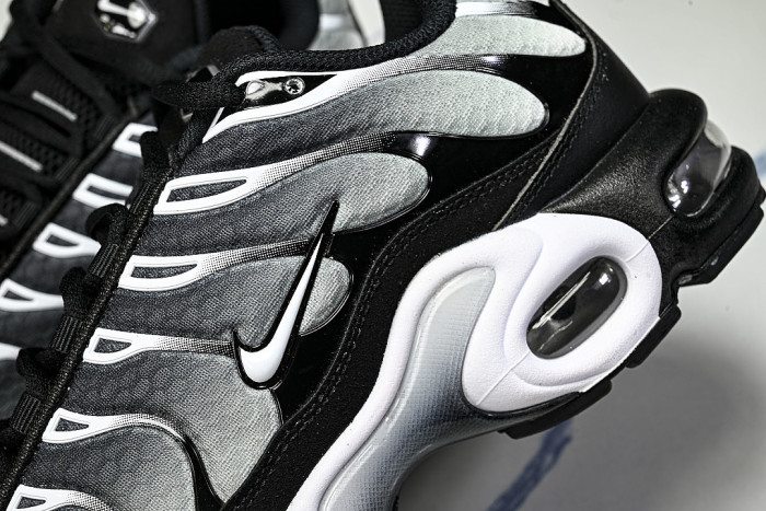 DM0032-003 AIR MAX PLUS TRIPLE BLACK/DARK GRAY