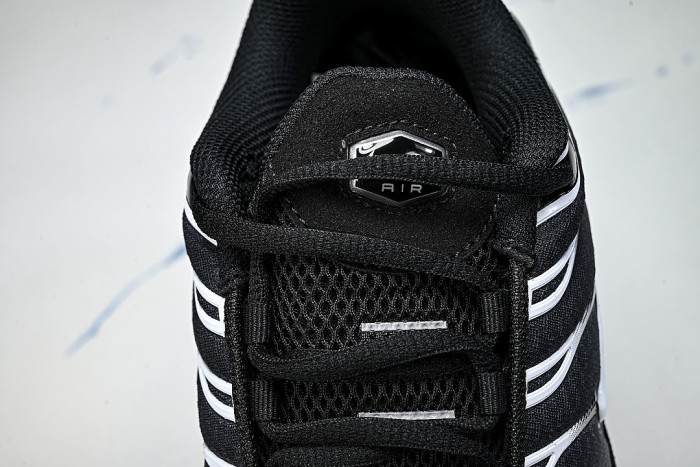 DM0032-003 AIR MAX PLUS TRIPLE BLACK/DARK GRAY