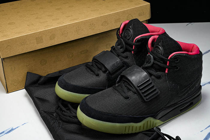 508214-006 AIR YEEZY 2 BLACK/BLACK-SOLAR RED