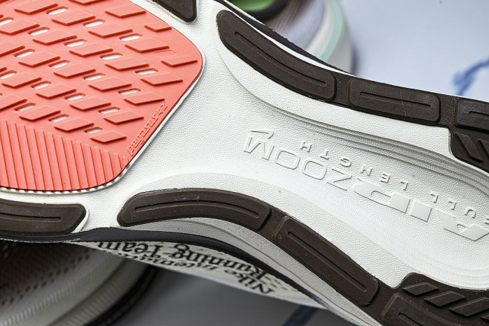 IW2349-001 AIR ZOOM PEGASUS 42 BREATHABLE LIGHTWEIGHT AND WEAR RESISTANT SHOES WHITE/BLACK