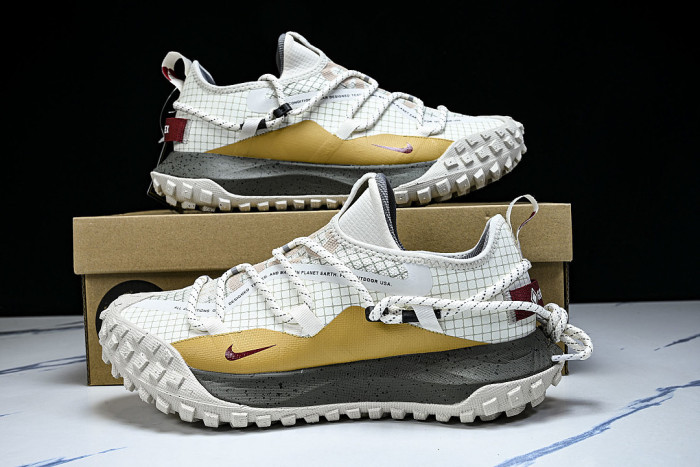 IQ9789-062 ACG MOUNTAIN FLY LOW GORE-TEX SE PHANTOM GREY/TEAM CRIMSON/MATTE OLIVE GREEN/GREY