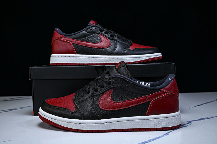 IW6276-001 JORDAN 1 RETRO LOW OG BLACK/BLACK/VARSITY RED/SUMMIT WHITE