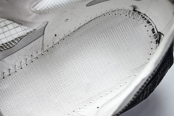 HM9697-100 AVA X SUMMIT WHITE/WHITE/BLACK/BLACK