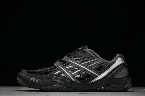 1203A879-021 HYPERSYNC RETRO BREATHABLE AND LIGHTWEIGHT GERMAN TRAINING SHOES BLACK/INKINESS