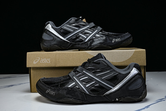 1203A879-021 HYPERSYNC RETRO BREATHABLE AND LIGHTWEIGHT GERMAN TRAINING SHOES BLACK/INKINESS