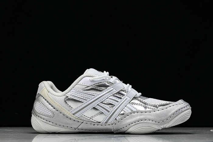 1203A879-100 HYPERSYNC RETRO BREATHABLE AND LIGHTWEIGHT GERMAN TRAINING SHOES SILVER/GREY