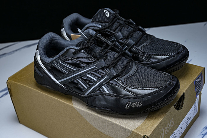 1203A879-021 HYPERSYNC RETRO BREATHABLE AND LIGHTWEIGHT GERMAN TRAINING SHOES BLACK/INKINESS