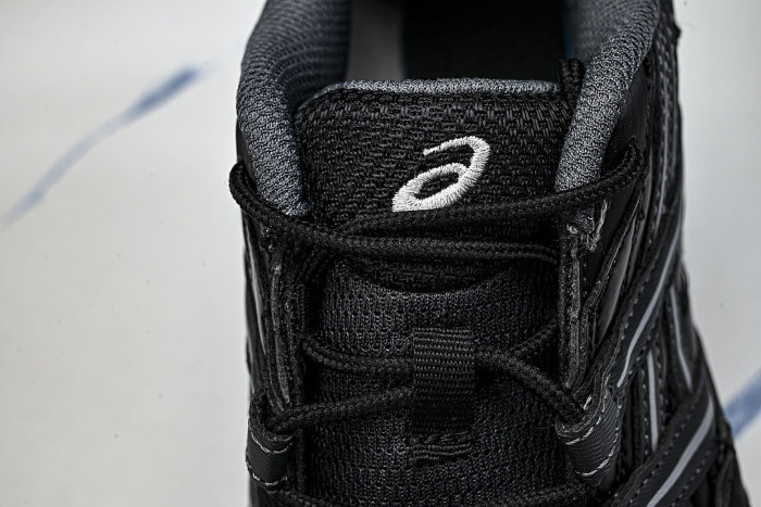 1203A879-021 HYPERSYNC RETRO BREATHABLE AND LIGHTWEIGHT GERMAN TRAINING SHOES BLACK/INKINESS