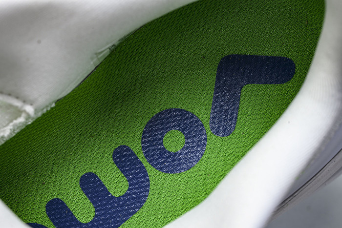 HQ2050-102 AIR ZOOM VOMERO PREMIUM WHITE/GREEN