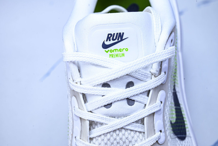 HQ2050-102 AIR ZOOM VOMERO PREMIUM WHITE/GREEN