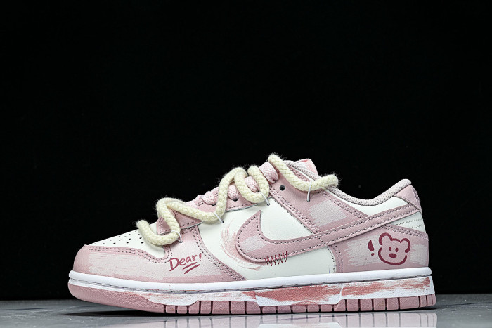 FB9109-125 DUNK LOW WHITE/WHITE/WHITE/MEDIUM SOFT PINK