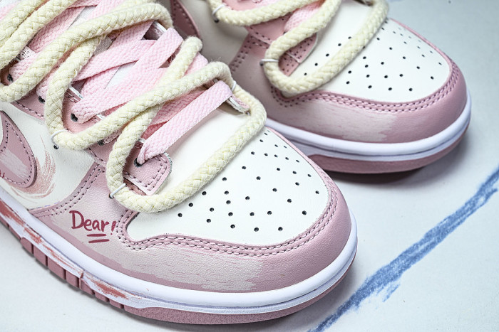 FB9109-125 DUNK LOW WHITE/WHITE/WHITE/MEDIUM SOFT PINK
