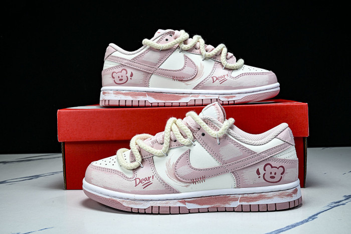 FB9109-125 DUNK LOW WHITE/WHITE/WHITE/MEDIUM SOFT PINK