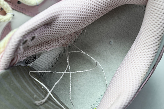 FB9109-125 DUNK LOW WHITE/WHITE/WHITE/MEDIUM SOFT PINK