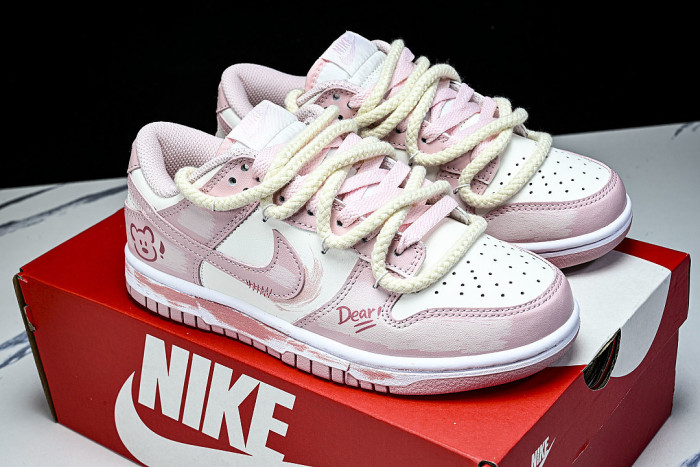 FB9109-125 DUNK LOW WHITE/WHITE/WHITE/MEDIUM SOFT PINK