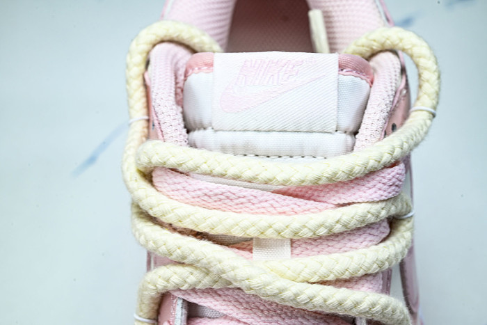 FB9109-125 DUNK LOW WHITE/WHITE/WHITE/MEDIUM SOFT PINK
