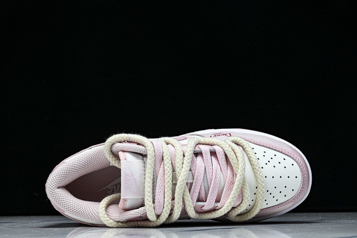 FB9109-125 DUNK LOW WHITE/WHITE/WHITE/MEDIUM SOFT PINK