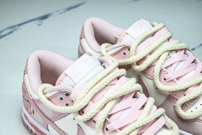 FB9109-125 DUNK LOW WHITE/WHITE/WHITE/MEDIUM SOFT PINK