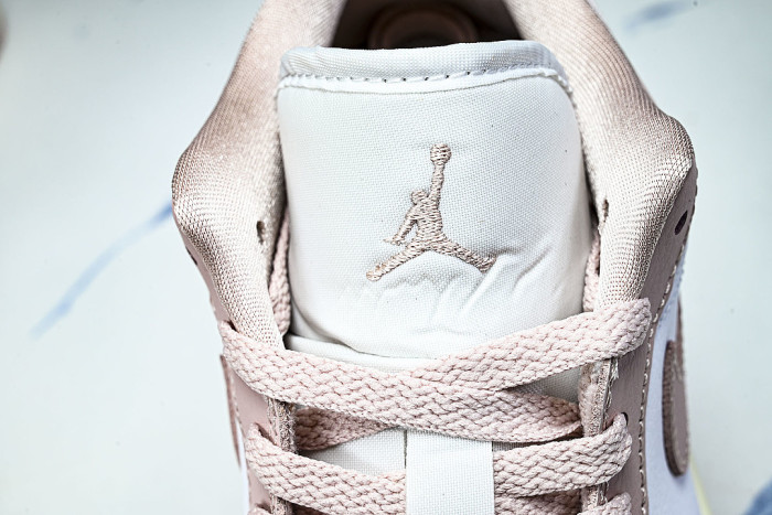 DC0774-162 JORDAN 1 LOW WHITE/SAIL/PINK OXFORD