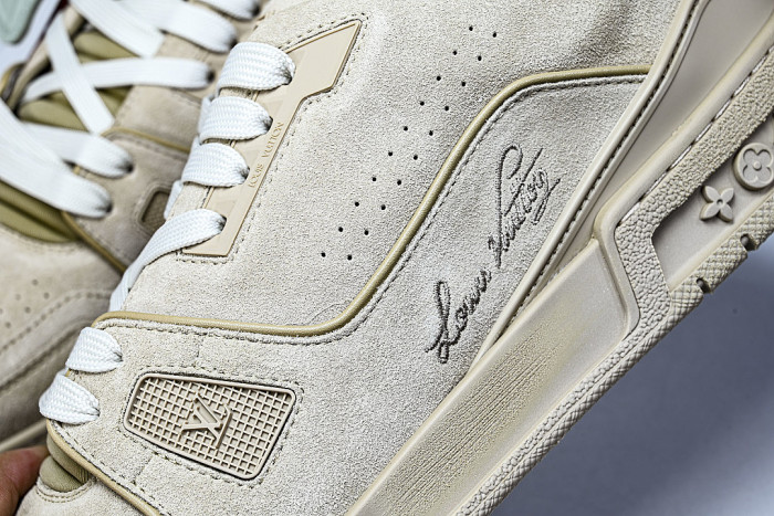 THE NEW CALFSKIN SPORTS SHOES EXUDE A SENSE OF FASHION AND SOPHISTICATION LIGHT GRAY/GREY