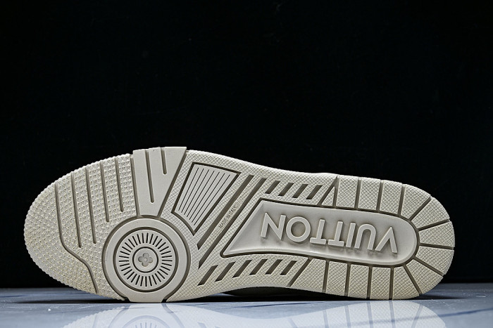 THE NEW CALFSKIN SPORTS SHOES EXUDE A SENSE OF FASHION AND SOPHISTICATION LIGHT GRAY/GREY
