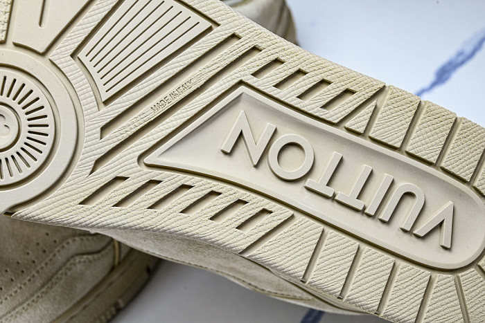 THE NEW CALFSKIN SPORTS SHOES EXUDE A SENSE OF FASHION AND SOPHISTICATION LIGHT GRAY/GREY