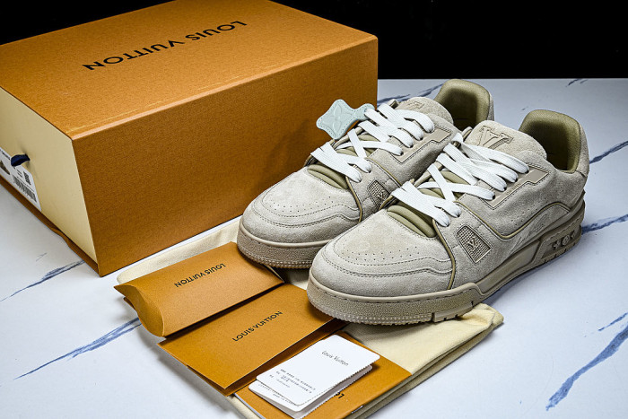 THE NEW CALFSKIN SPORTS SHOES EXUDE A SENSE OF FASHION AND SOPHISTICATION LIGHT GRAY/GREY