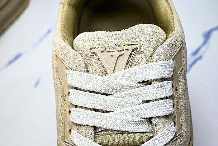 THE NEW CALFSKIN SPORTS SHOES EXUDE A SENSE OF FASHION AND SOPHISTICATION LIGHT GRAY/GREY