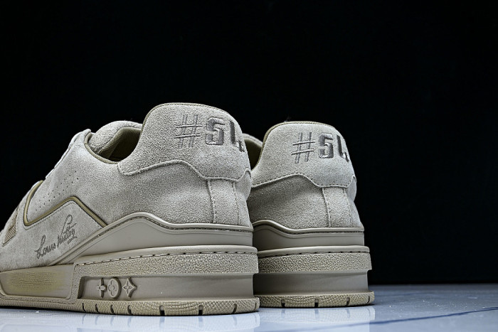 THE NEW CALFSKIN SPORTS SHOES EXUDE A SENSE OF FASHION AND SOPHISTICATION LIGHT GRAY/GREY