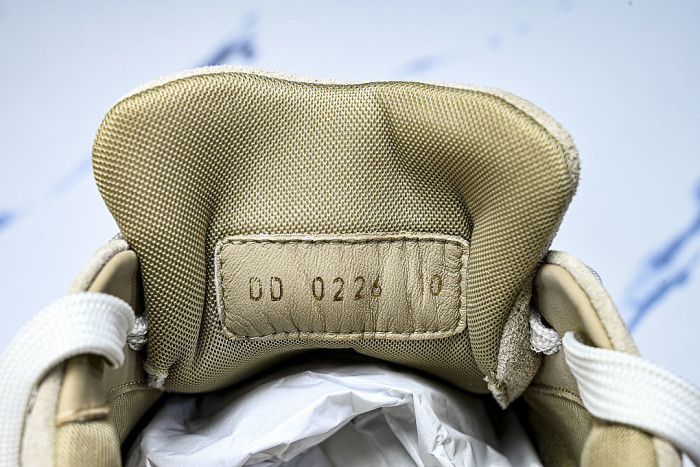 THE NEW CALFSKIN SPORTS SHOES EXUDE A SENSE OF FASHION AND SOPHISTICATION LIGHT GRAY/GREY