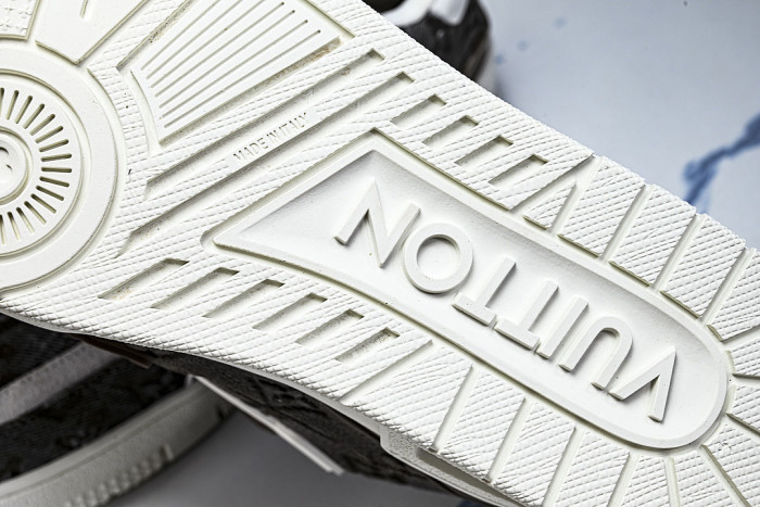 MEN'S AND WOMEN'S SPORTS AND CASUAL SHOES BLACK/WHITE