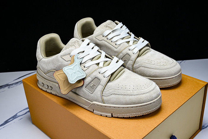 THE NEW CALFSKIN SPORTS SHOES EXUDE A SENSE OF FASHION AND SOPHISTICATION LIGHT GRAY/GREY
