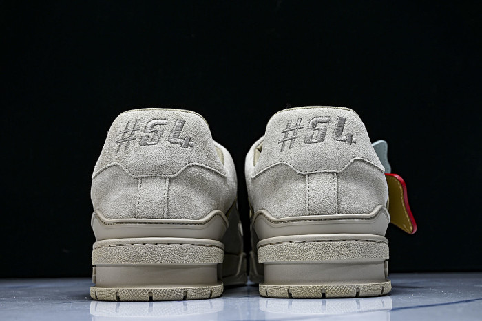 THE NEW CALFSKIN SPORTS SHOES EXUDE A SENSE OF FASHION AND SOPHISTICATION LIGHT GRAY/GREY
