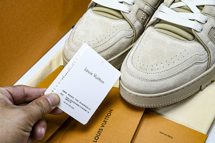 THE NEW CALFSKIN SPORTS SHOES EXUDE A SENSE OF FASHION AND SOPHISTICATION LIGHT GRAY/GREY