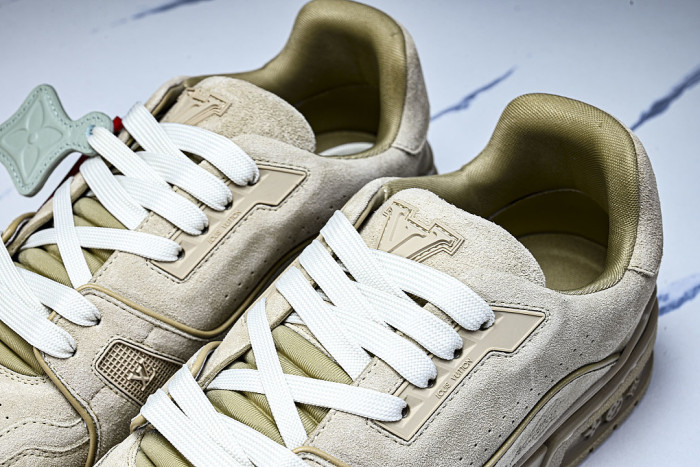 THE NEW CALFSKIN SPORTS SHOES EXUDE A SENSE OF FASHION AND SOPHISTICATION LIGHT GRAY/GREY