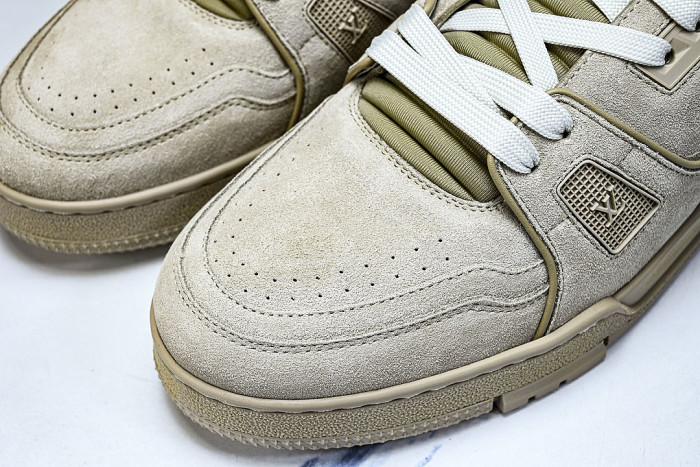 THE NEW CALFSKIN SPORTS SHOES EXUDE A SENSE OF FASHION AND SOPHISTICATION LIGHT GRAY/GREY