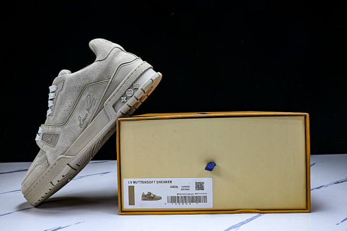 THE NEW CALFSKIN SPORTS SHOES EXUDE A SENSE OF FASHION AND SOPHISTICATION LIGHT GRAY/GREY