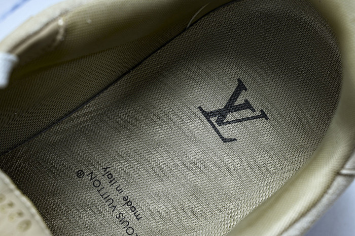 THE NEW CALFSKIN SPORTS SHOES EXUDE A SENSE OF FASHION AND SOPHISTICATION LIGHT GRAY/GREY