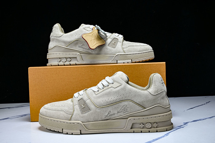 THE NEW CALFSKIN SPORTS SHOES EXUDE A SENSE OF FASHION AND SOPHISTICATION LIGHT GRAY/GREY