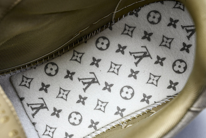 THE NEW CALFSKIN SPORTS SHOES EXUDE A SENSE OF FASHION AND SOPHISTICATION LIGHT GRAY/GREY