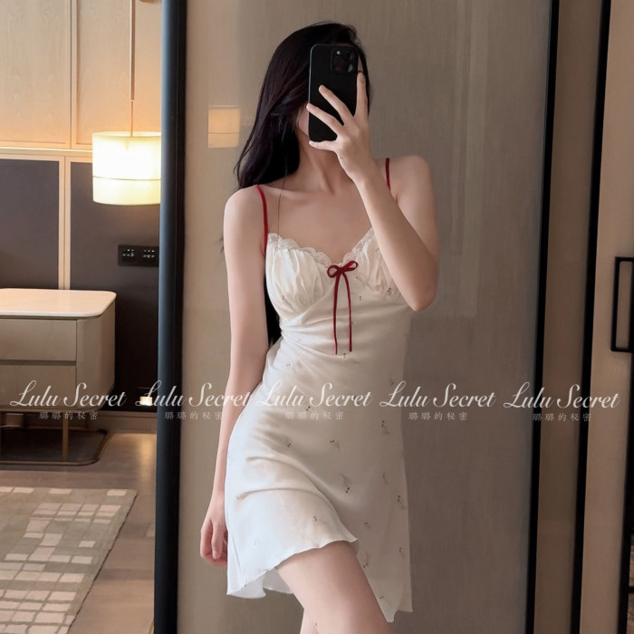A pure and sexy summer pajama dress for a sweet and youthful girl with a chest cushion and a halter dress. It's casual and can be worn as an outerwear
