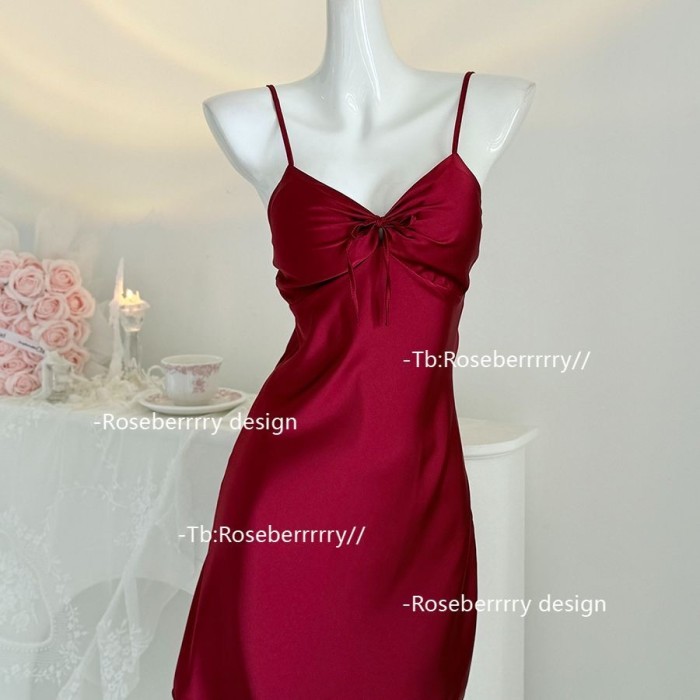 Sexy ice silk sweet and seductive French halter nightgown with a chest cushion