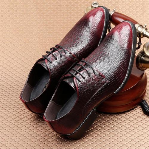 Leather pointed crocodile leather shoes